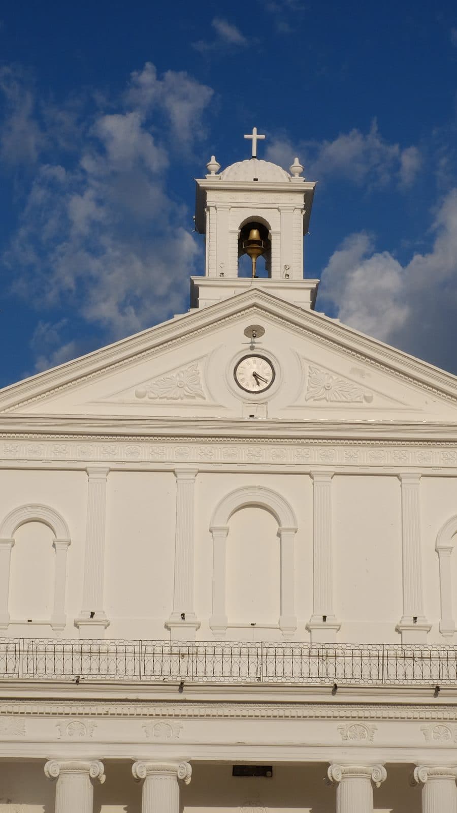 The white facade of Santa Lucía church in Suchitoto
